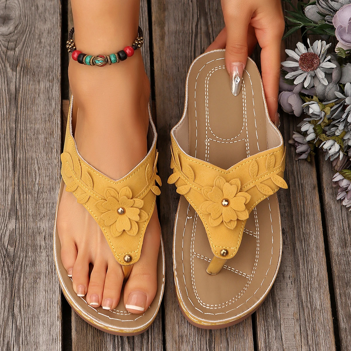 

Новинка 2024, женские легкие шлепанцы в стиле ретро с цветочным принтом, летние модные нескользящие тапочки, уличная пляжная повседневная обувь, женские шлепанцы