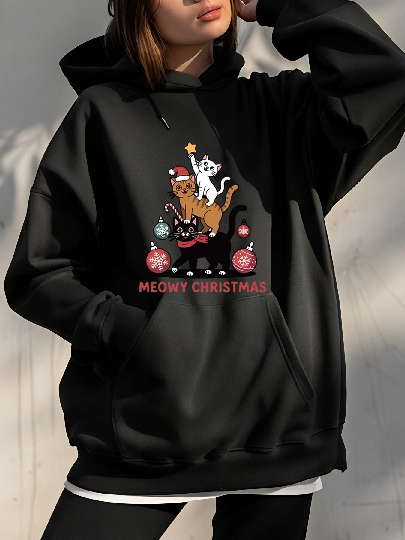 

Праздничный свитшот Meowy Christmas Cats с праздничными украшениями и дизайном шляпы Санта-Клауса для уютной зимней одежды