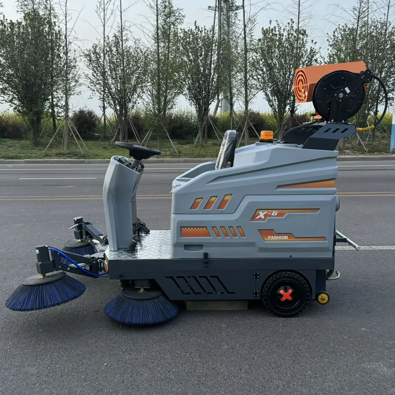 Ride-on Street Sweeper 5-Brush Industrial Road Sweeper, Floor Sweeper, Road Sweeper with High Pressure Washer Excluding freight
