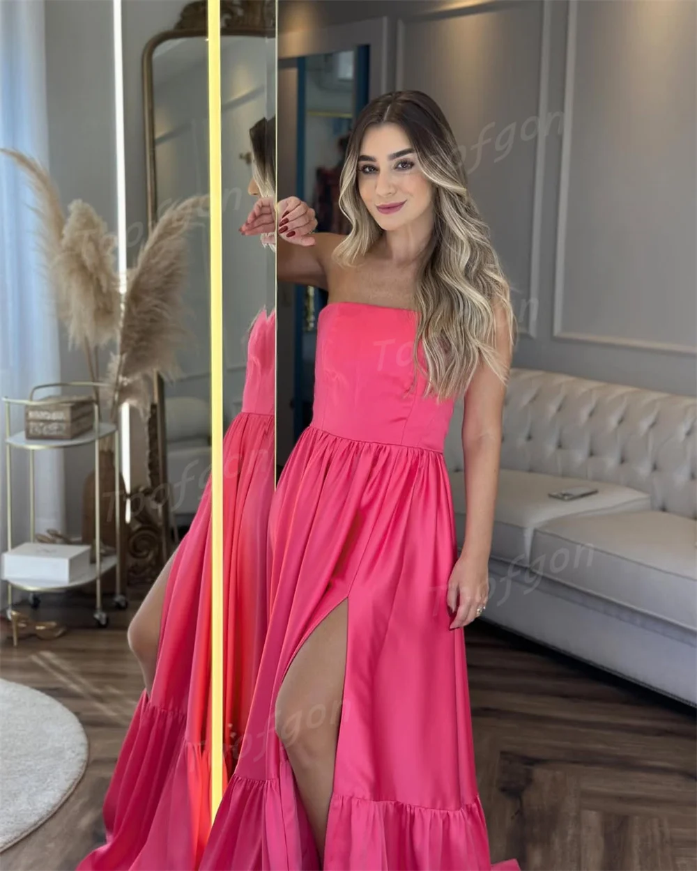 Toofgon Strapless สีชมพู A Line ชุดราตรีที่กําหนดเองซาตินนุ่ม High Slit ชุดราตรี Layered ชุดพิเศษ