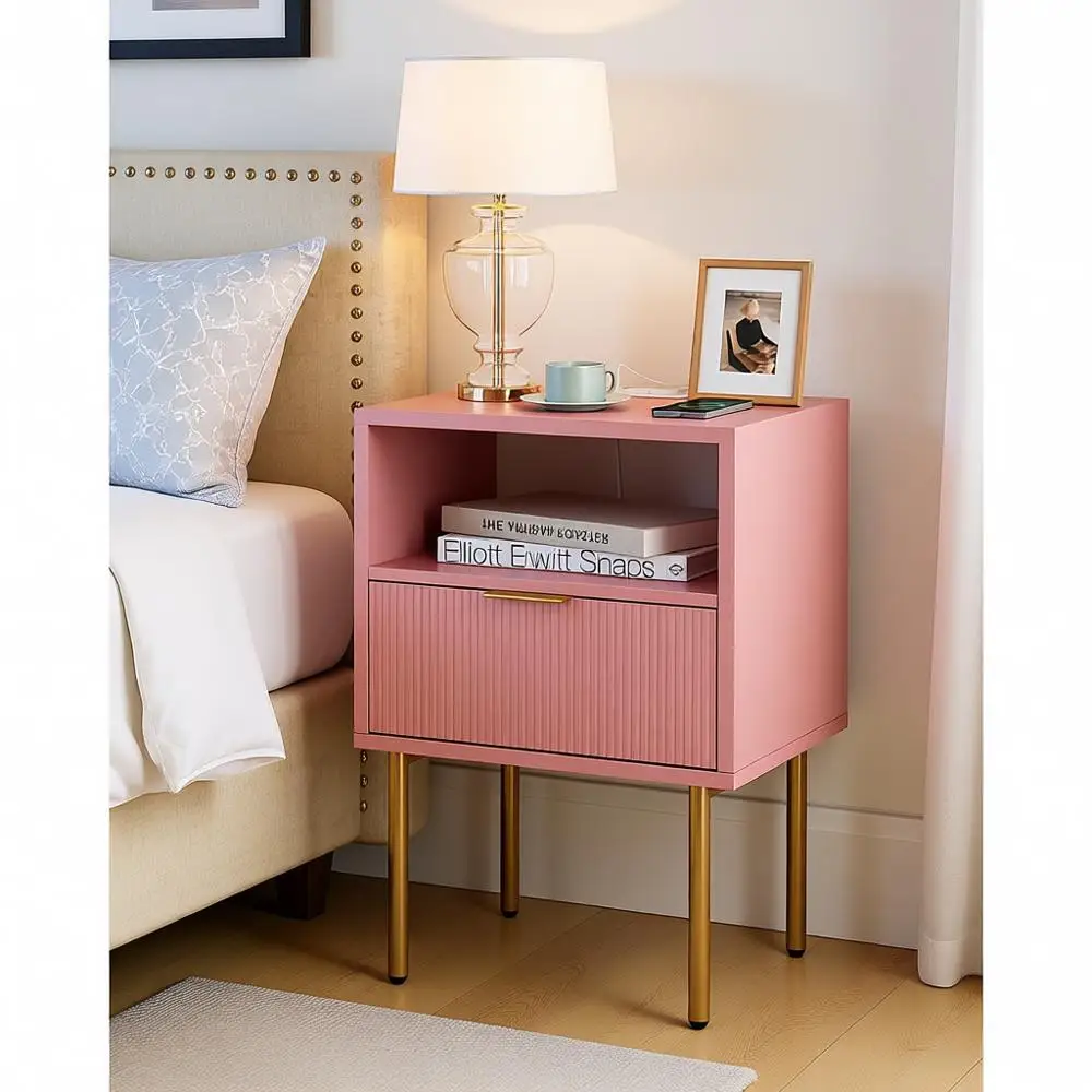 

Современная прикроватная тумбочка с зарядной станцией, выдвижным ящиком и открытой полкой для спальни или гостиной, розовая