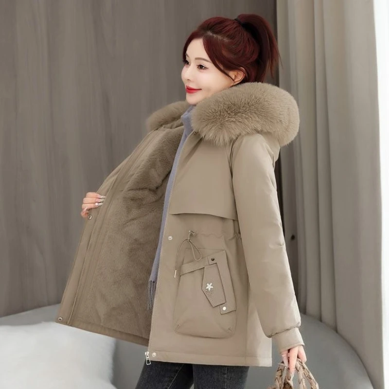 

Женское пуховое пальто средней длины, зима 2025 года, утепленная теплая хлопковая куртка с завязкой на талии, верхняя одежда больших размеров на подкладке из искусственного меха