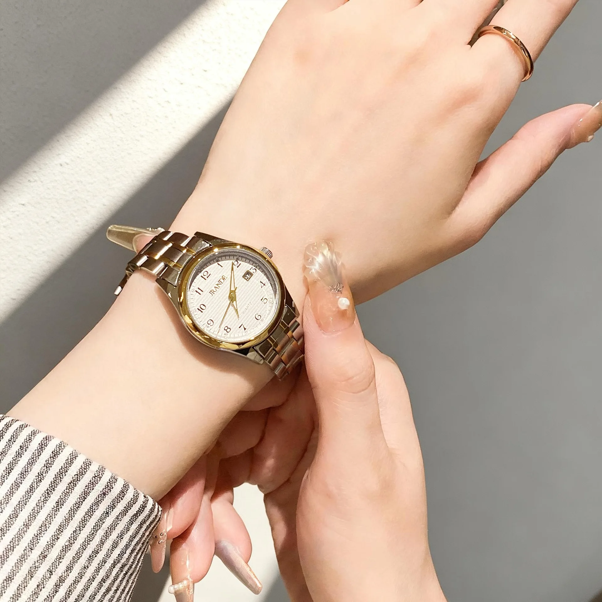 

Новые минималистичные и элегантные женские часы, высококачественные кварцевые наручные часы, качественные женские часы, креативный подарок для женщин.