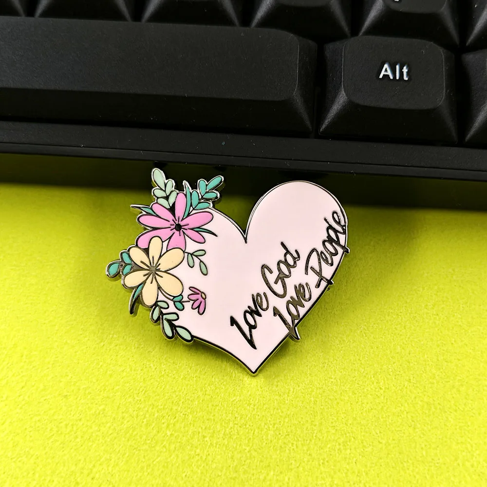 Liebe Gott, liebe Menschen – Brosche, Blumen- und Herzform, rosa Abzeichen, Glaube, Segen, Metallnadel, modischer Kragenanhänger, Rucksackzubehör. – Detail 4