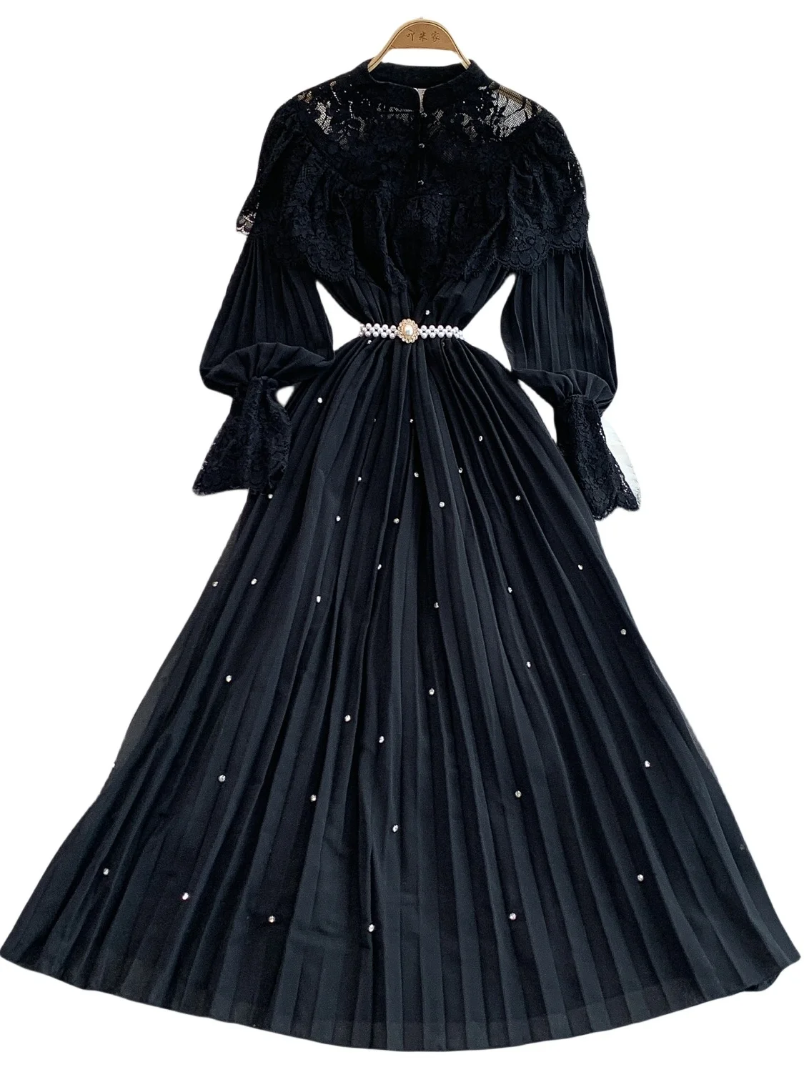 Vestido de Gala E com Gola Alta e Renda, Luxuoso com Bordado Pesado e Detalhes em Diamante, Cintura Ajustável e Psado