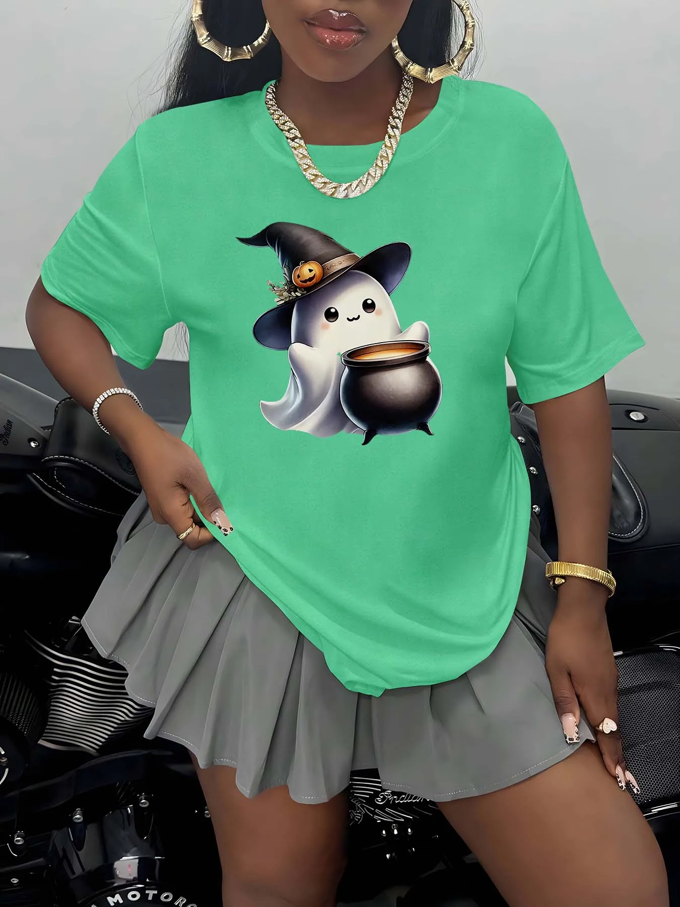 

Модная деталь больших размеров с очаровательным призраком в шляпе ведьмы, держащим дизайном котла, смешанным праздничным очарованием и элегантной атмосферой