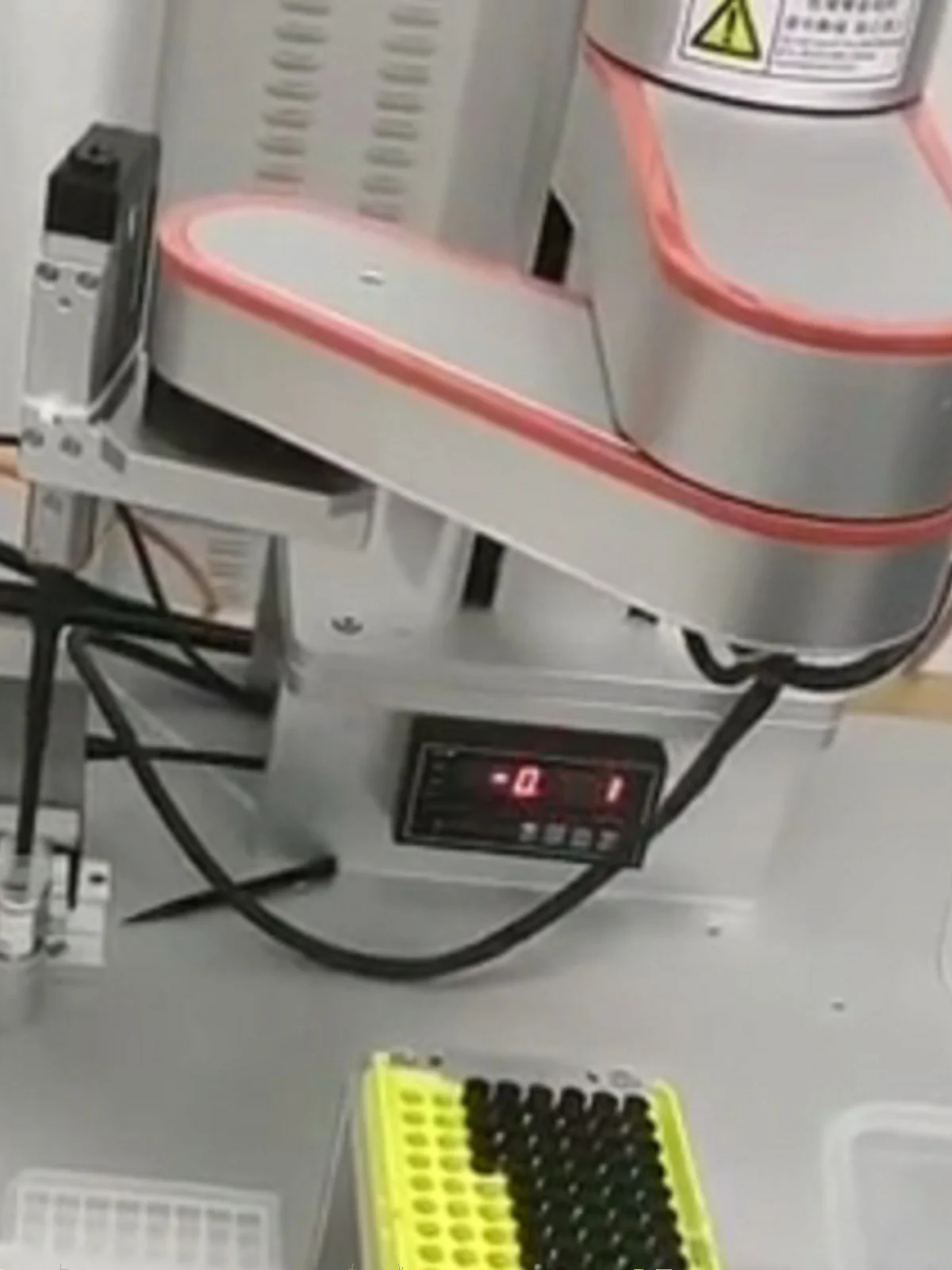 Pequeño robot de brazo mecánico de 4 ejes eficiente de escritorio