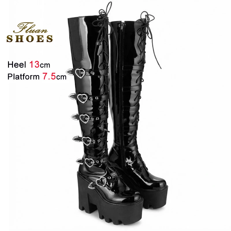 

Женские осенне-зимние сапоги до колена на матовом толстом каблуке 13 см, на платформе, с металлической пряжкой в виде сердца, на молнии сбоку, высокие сапоги-ботфорты