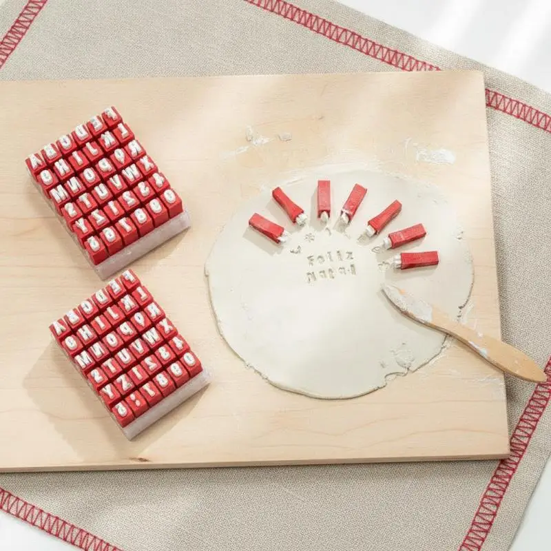 Weihnachts-Stempelset mit Kleinbuchstaben aus Ton, wiederverwendbare, formstabile Formen für DIY-Töpferei, handgemachte Heimdekoration. – Detail 1