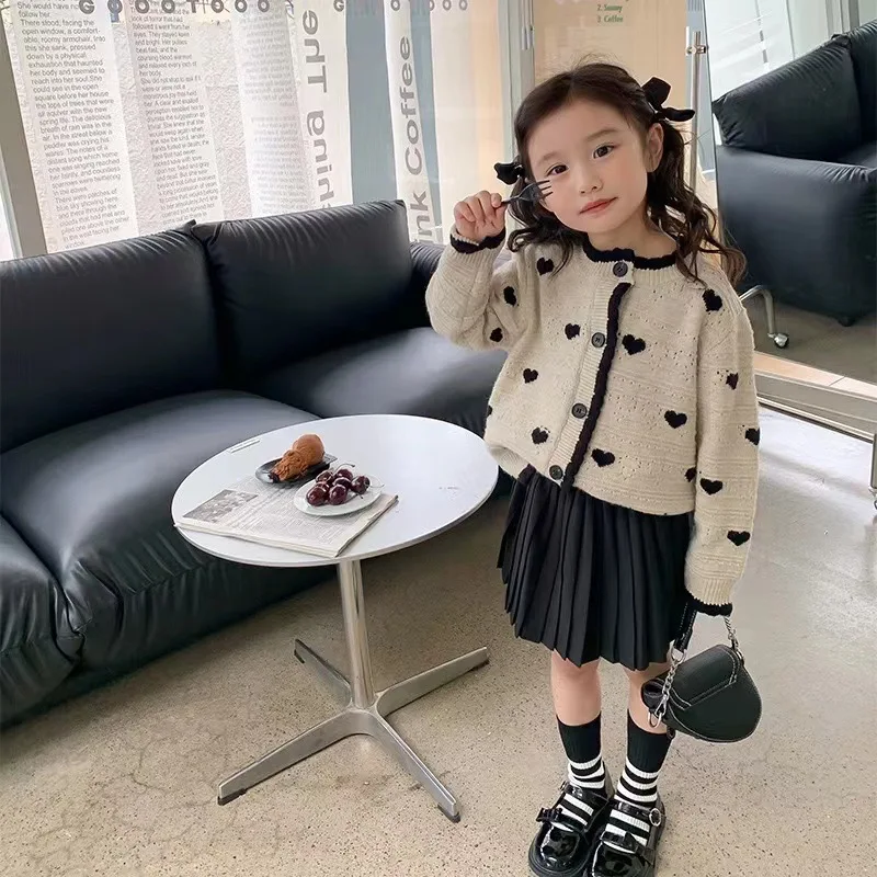 2025 Baby Girl New Style Fashion and Comfortable Coat Sweater Spring and Autumn Cute Heart Picture Knit Long Sleeve Clothes