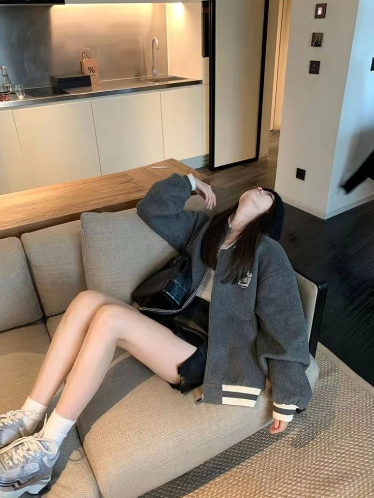 

​ Академическая спортивная куртка Серое бейсбольное пальто из мериносовой шерсти с контрастной эмблемой Свободное мини-пальто для одежды для кампуса ​