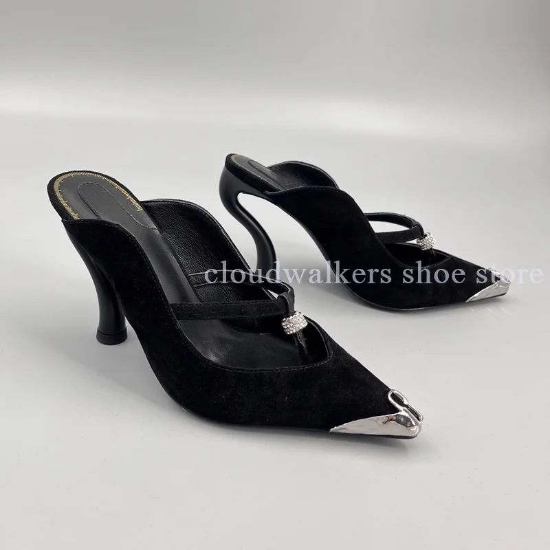 

Стильные тапочки с металлической пряжкой и острым носком, изогнутые линии, неглубокий рот, перекрестный ремешок, ромбовидная пряжка, странный стиль, тапочки на каблуке