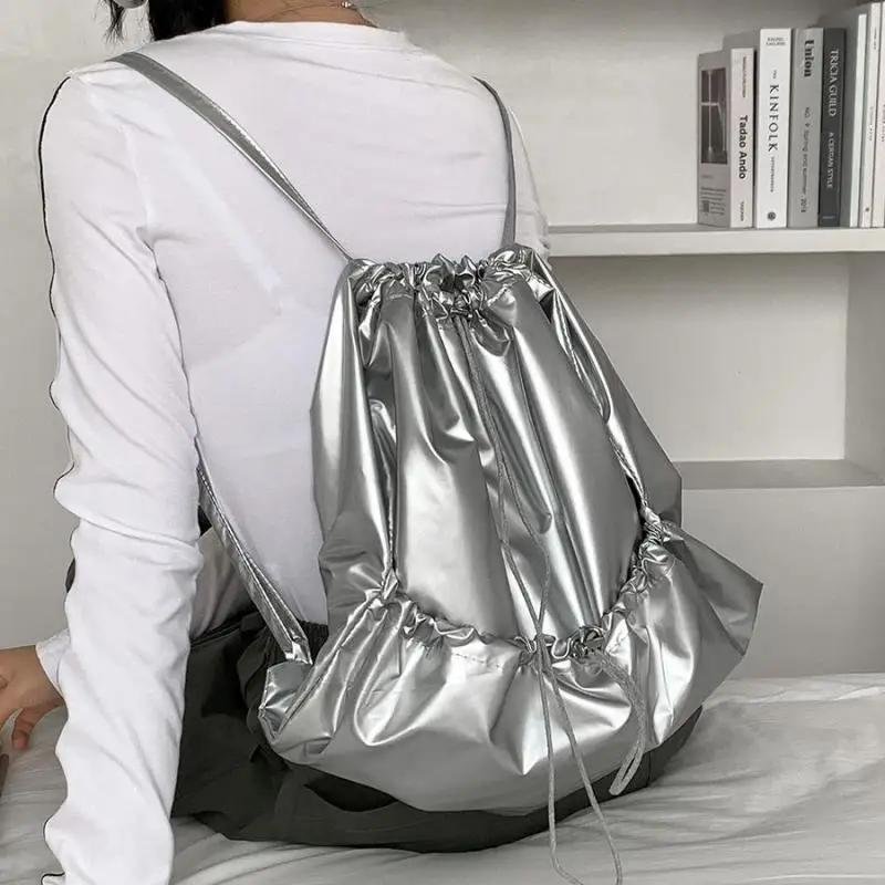 Zaini con coulisse increspati neri argento moda per le donne 2024 nuovo zaino borsa da viaggio leggera per studenti borsa da donna