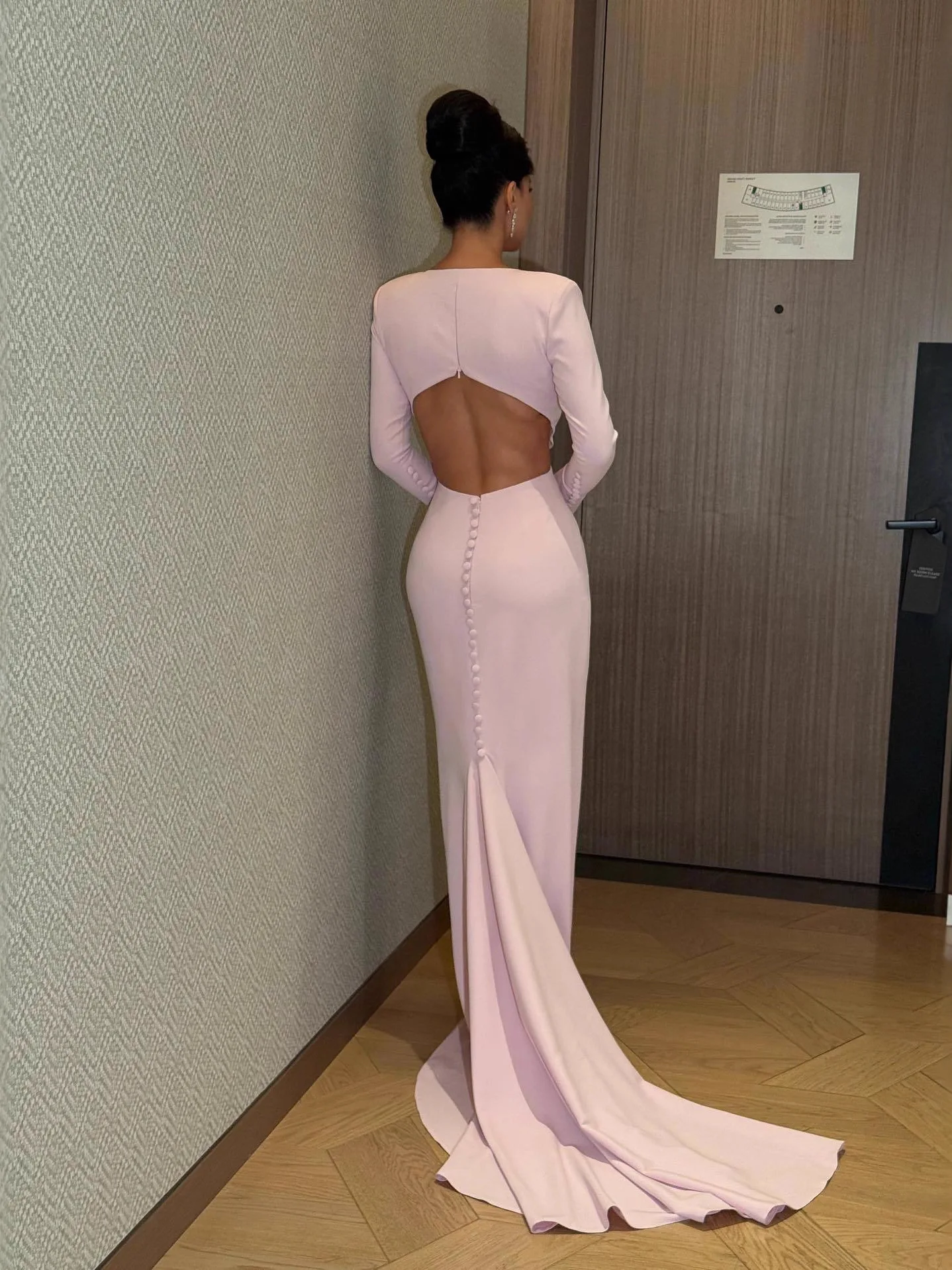 セクシーな背中見せミニトレインイブニングドレス、長袖、ミッドウエストフィット、ウェディングパーティー用チャイナ風ポリエステル繊維ガウン