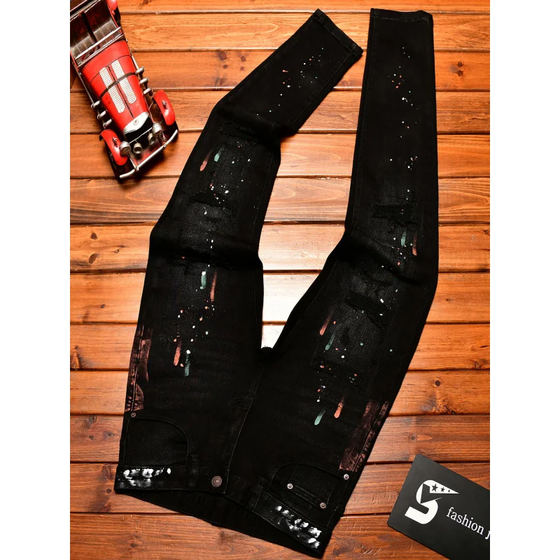 جينز أسود موضة الشارع للرجال في خريف 2025، مقاس نحيف بأقدام صغيرة، رقعة مثقوبة، سراويل متينة وأنيقة