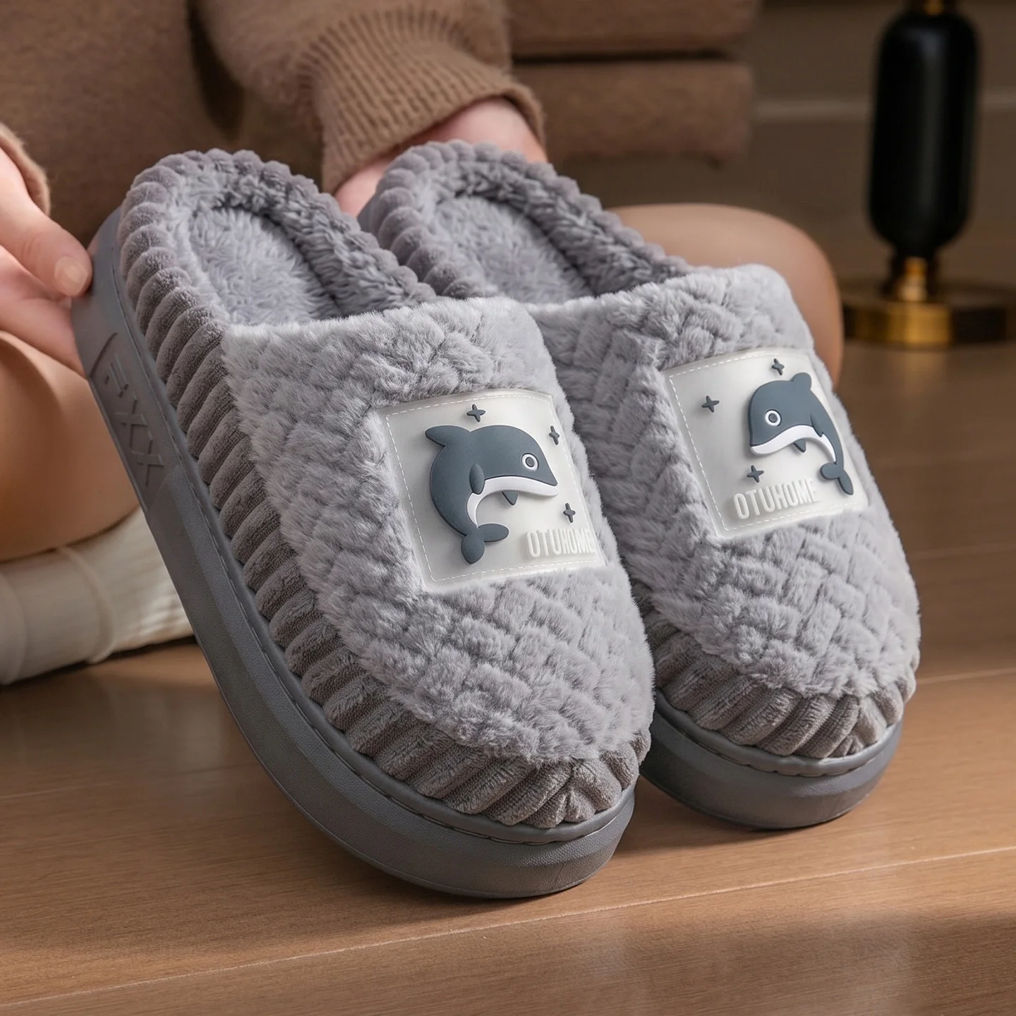 Winterwarme Hausschuhe für Damen und Herren, niedliche Wal-Cartoon-Plattformschuhe mit dickem Plüsch, rutschfeste, weiche EVA-Sohle, Indoor-Schlafzimmer-Slides, Mules – Detail 2