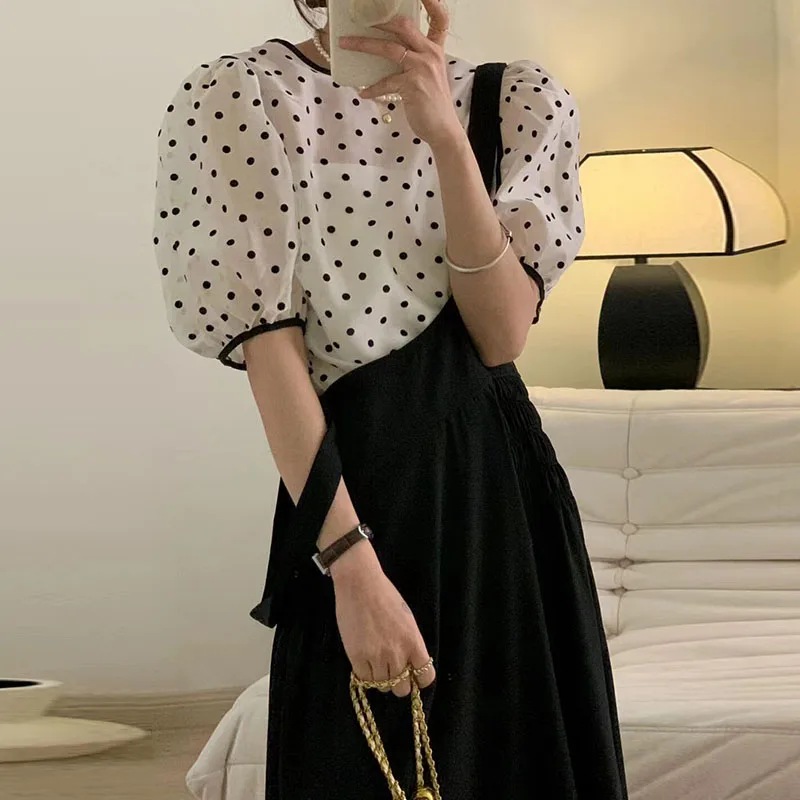 Conjunto de duas peças com csa chique de manga bufante com estampa de bolinhas e vestido longo com decote redondo, estilo ...