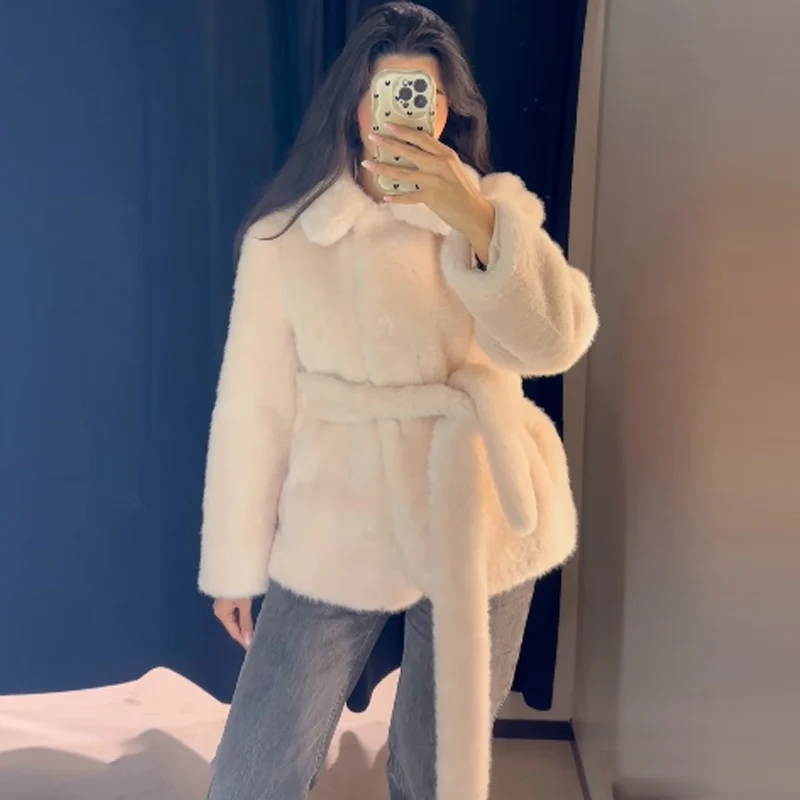 HXAO معطف منفوش باللون البيج معطف فرو نسائي لخريف وشتاء 2025 معطف شعر اصطناعي للنساء حزام مقصوص بأكمام طويلة ملابس خارجية قطيفة