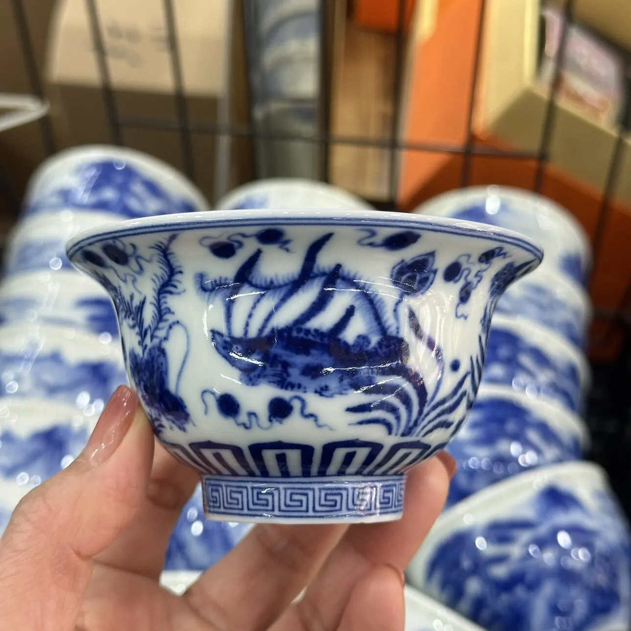 Jingdezhen ceramic pressure bottle cup with fish and algae pattern, blue and white cup, Chinese-style retro anti-scald tea cup