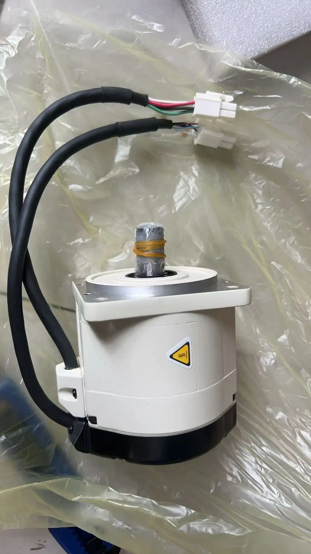 

R88M-GP40030H-S2 Серводвигатель R88M GP40030H S2