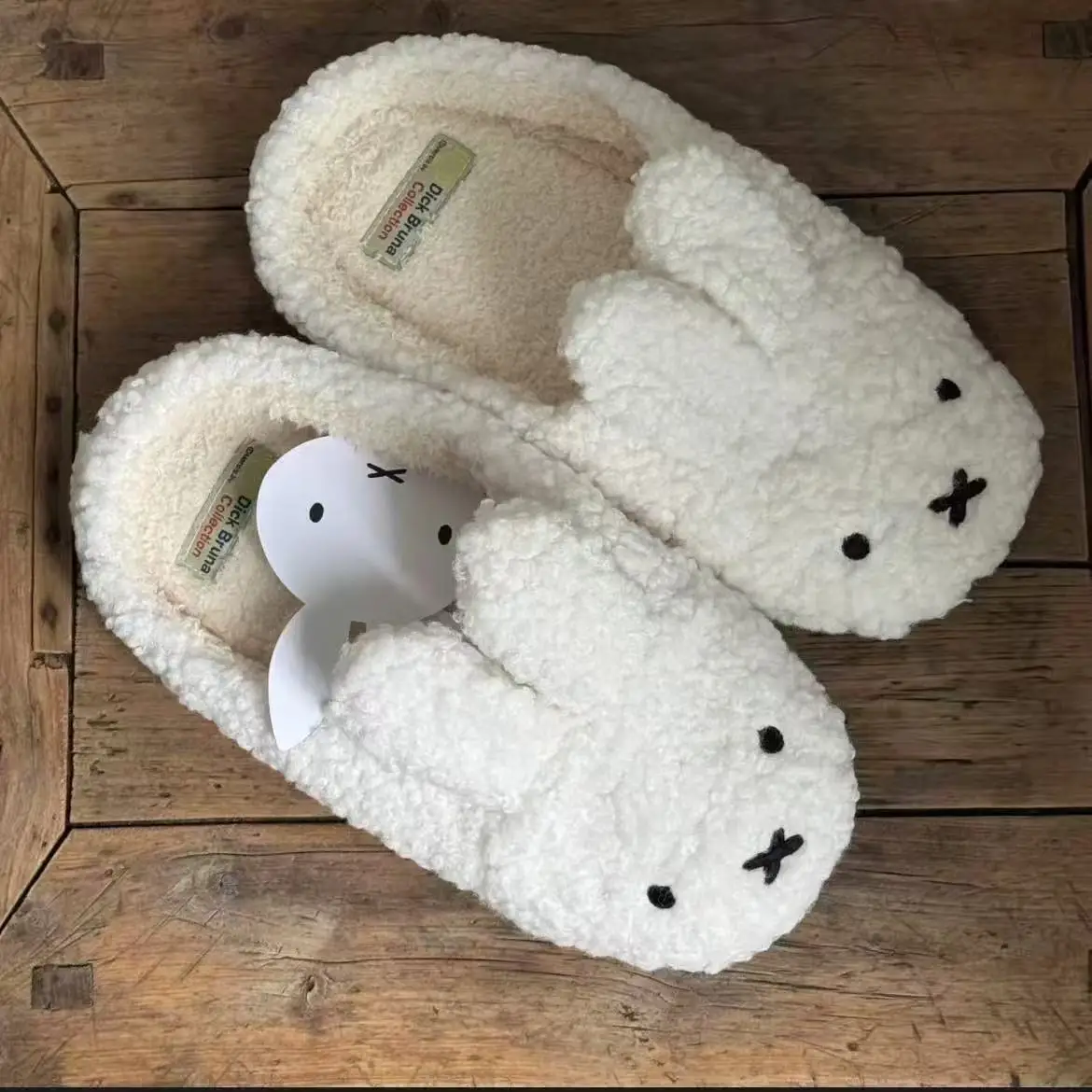 Image of Weiße Plüsch-Miffy-Baumwollpantoffeln, warmhaltend, flacher Boden, rutschfest, für draußen geeignet, niedliches Cartoon-Design, weiches Polarfleece, Herbst-Winter, süß