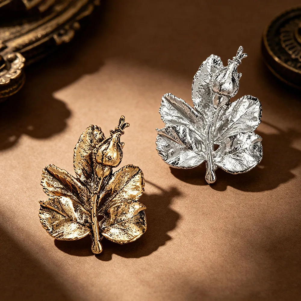 Vintage vintage maple leaf flower bud brooch, with a luxurious and high-end feel, simple metal brooch, suit clothes decoration