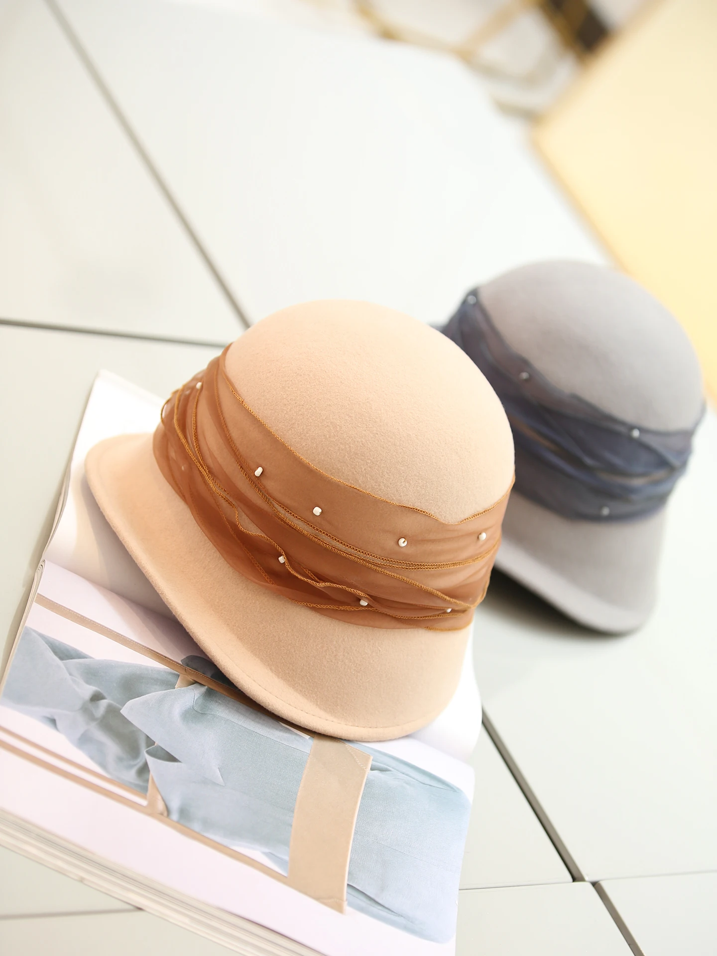 elegante-cappello-di-lana-con-decorazioni-di-perline-realizzate-a-mano-ideale-per-l’autunno-e-l’inverno-caldo-alla-moda-con-fiocco-stile-lussuoso-taglia-regolabile-perfetto-per