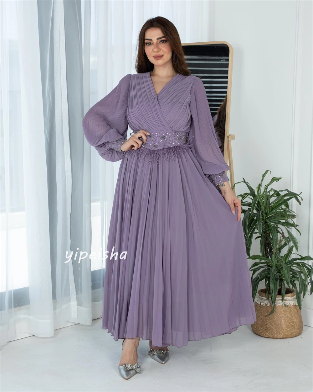 Robe de Fiançailles Trapèze en Mousseline de Soie, Personnalisée, Pailletée, Perles, Plumes, Froncée, Col en V, sur Mesure, pour Occasions, Mi-longue