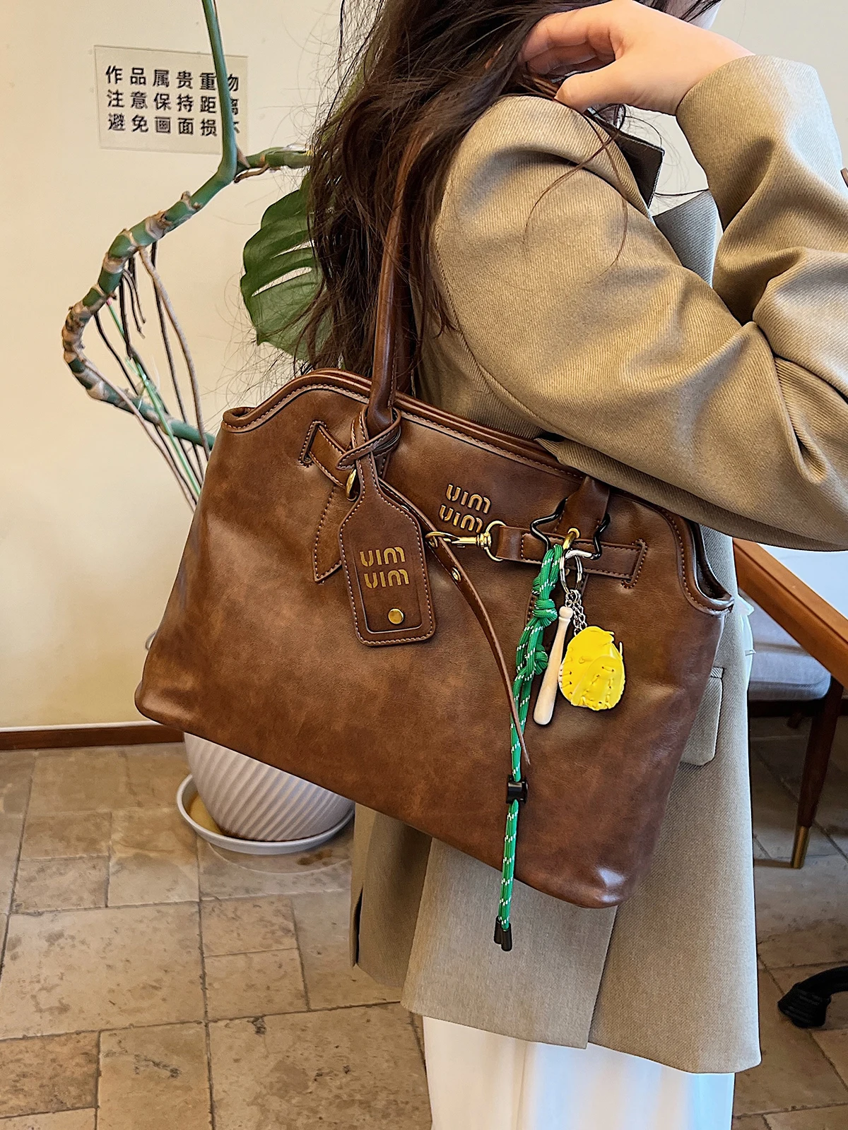 الراقية الفاخرة مصمم حقيبة ذات سعة كبيرة الإناث 2025 الربيع والخريف موضة جديدة حقيبة يد الرجعية كل مباراة ركاب حمل حقيبة #5