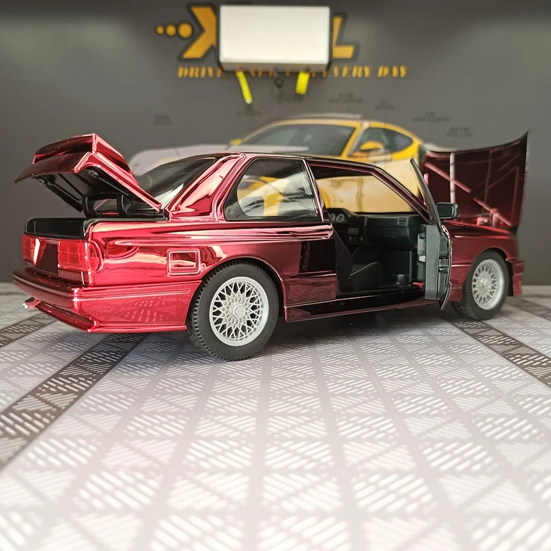 

1:24 BMW M3 electroplated alloy car model ornament doors and engine hood, trunk can be opened rich details, fine workmanship