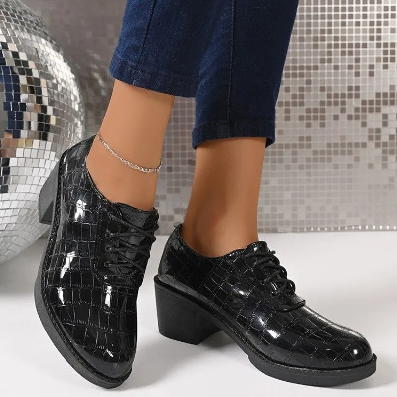 الدانتيل متابعة المتسكعون للنساء 2025 ربيع جديد النمط البريطاني فستان عالية الكعب المرأة مضخة براءات الاختراع والجلود الرقص حذا فردي للسيدات