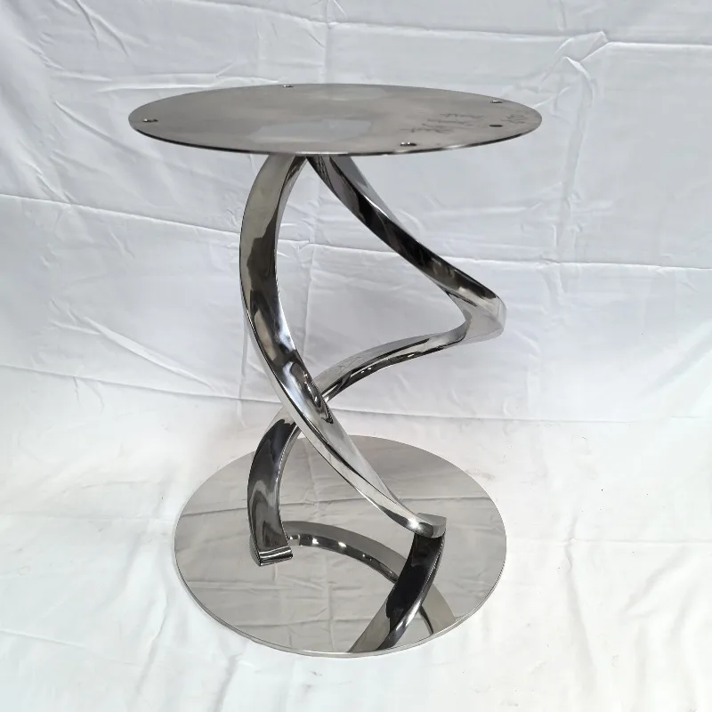 A few feet on the side of the sofa, a few corners of marble, a few simple slate edges in the living room