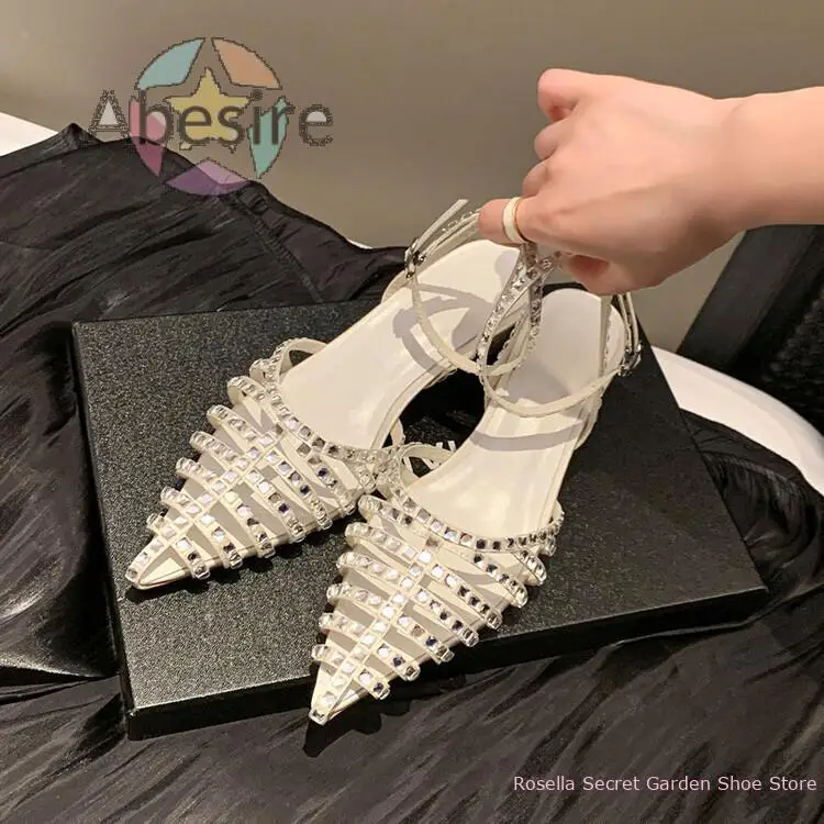 2024 letnie nowe damskie szpiczaste buty na kotie czarne wysokie obcasy dojazdy do pracy wszechstronne Rhinestone Hollow sandały z zamkniętymi