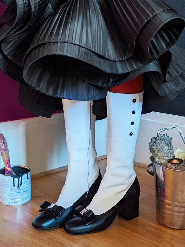 

Новые осенне-зимние женские черно-белые цветные двухцветные сапоги до колена с бантом и декором на пуговицах, длинные сапоги на среднем каблуке