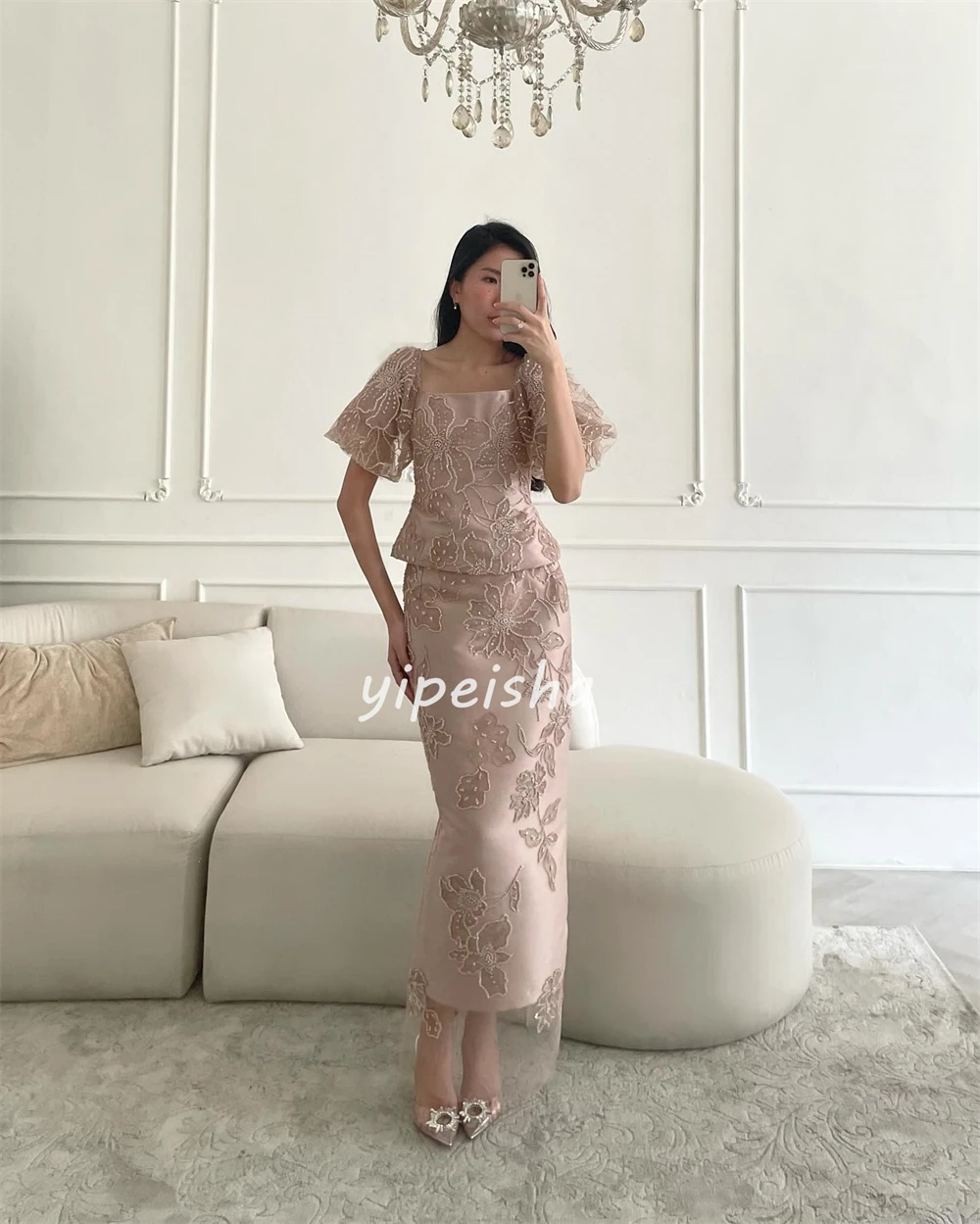 Maßgeschneiderte, elegante, modische, charmeusefarbene, mit Perlen besetzte, gerade, knöchellange Kleider mit hohem Kragen, maßgeschneiderte Kleider für besondere Anlässe