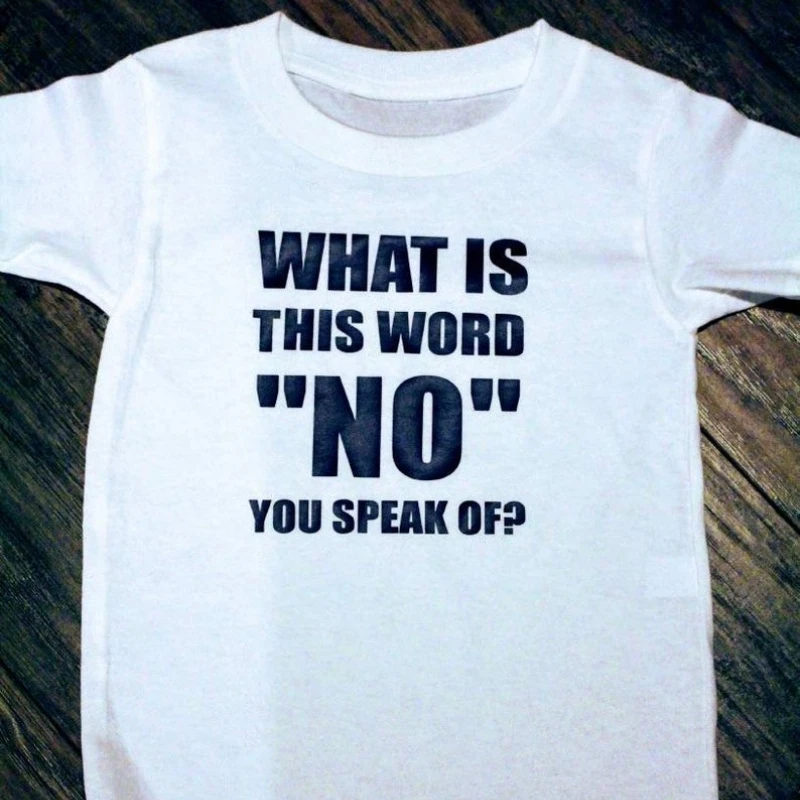 Co to za słowo, żeść? Mówi się o koszulce z okrągłym dekoltem, krótkim rękawem, bawełnianym topie, całorocznej, codziennej, modnej koszulce z krótkim rękawem, topie Y2k, t-shircie?