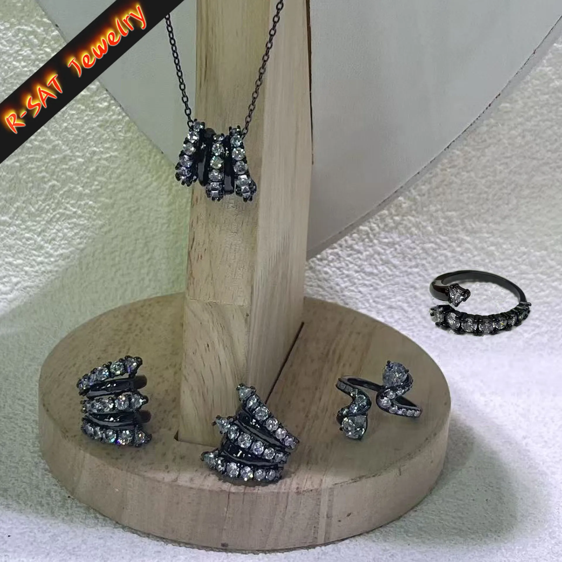 2026 جديد أسود كريستال مجموعات مجوهرات الأسود مخلب على شكل الأذن كليب الأصلي هندسية حلقة قلادة القرط Charms هدية للنساء