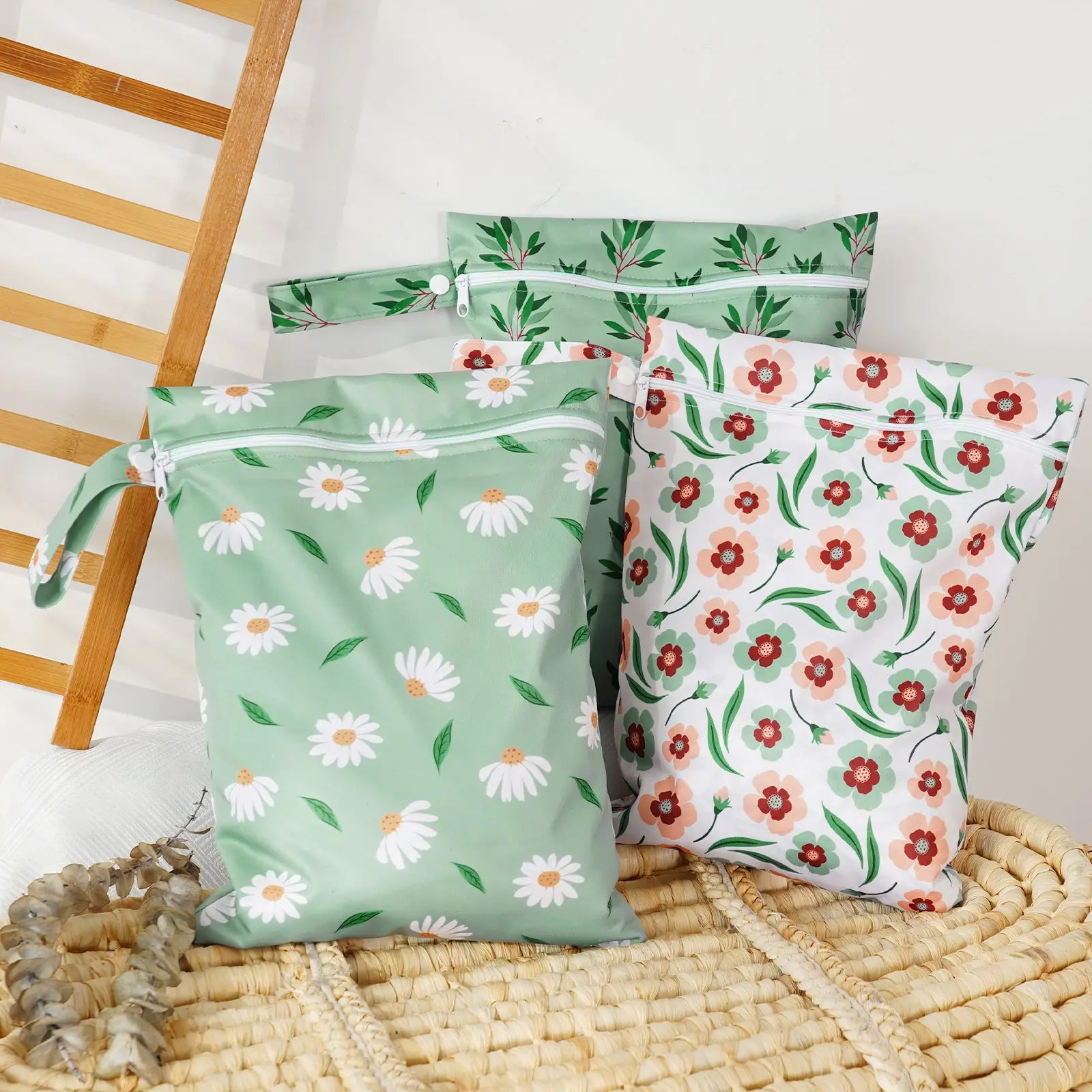 حقيبة تنظيم عربة الأطفال متعددة الجيوب مناسبة عالميًا لتخزين الحفاضات المقاومة للماء لحامل أساسيات السفر