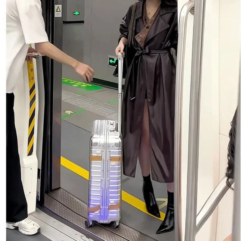 سترة جلدية ريترو المرأة 2025 الخريف تصميم جديد الشعور المألوف تنوعا التلبيب خندق معطف معطف طويل