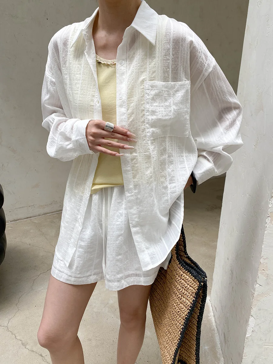 Sommerliches Damen-Set aus leichtem, atmungsaktivem, plissiertem Texturhemd und Shorts in unifarbenem Casual-Stil. – Detail 10