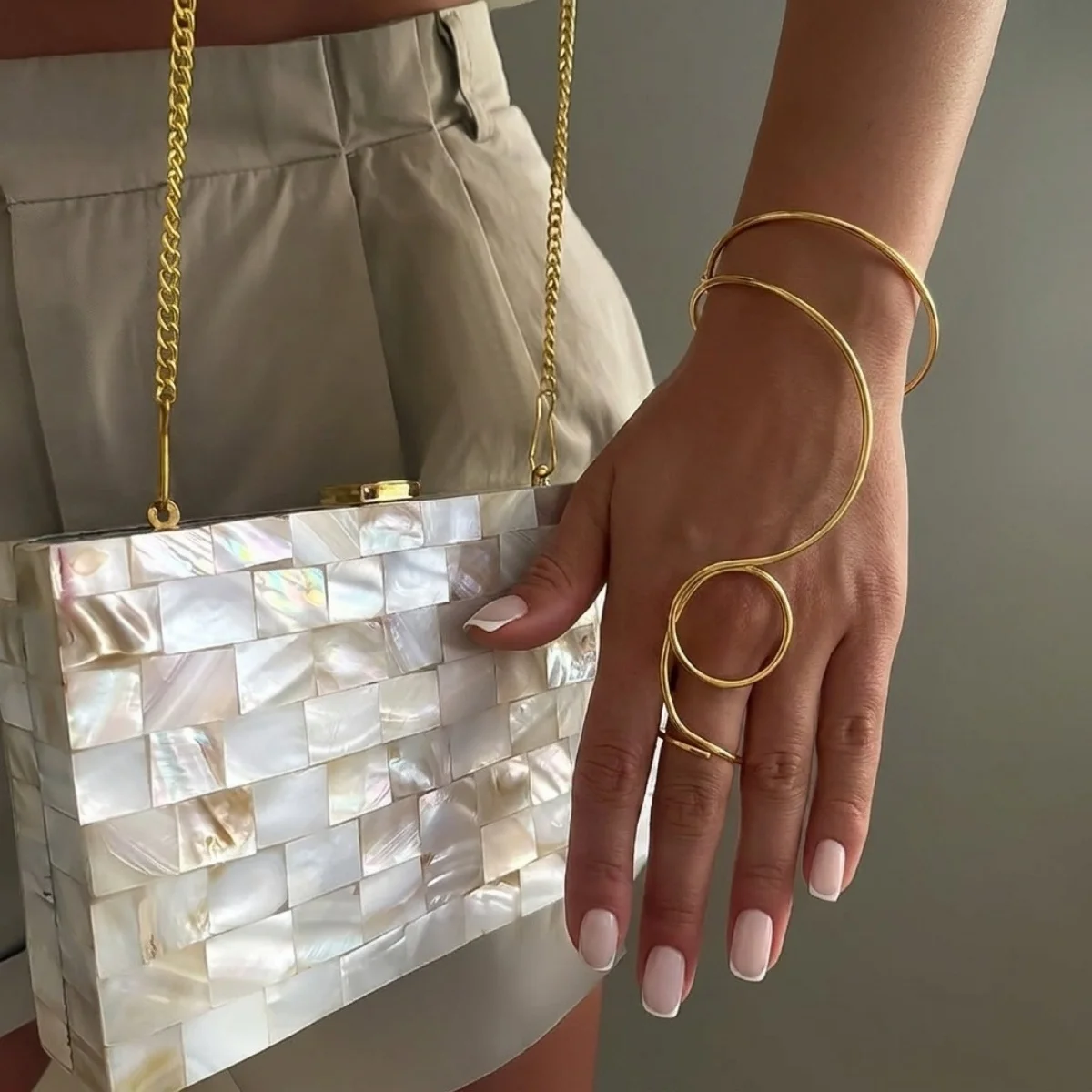 Einfache Edelstahl-Metall-Armreifen für Damen und Herren im Nischen-Stil mit geometrischen Spiralstreifen, offener Armreif-Schmuck. – Detail 20