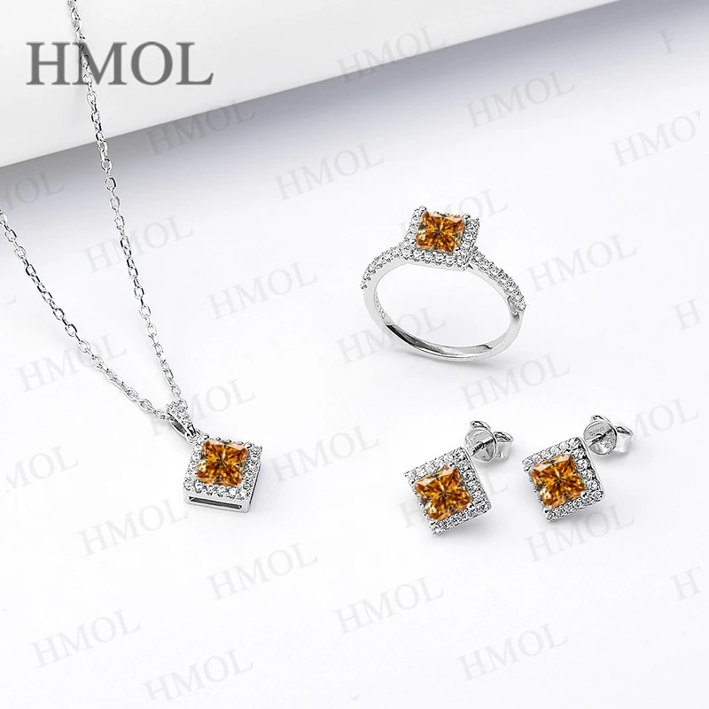 

Комплект украшений из муассанита Princess Cut It включает кольцо, ожерелье и серьги, подходящее для свадеб и идеального подарка.