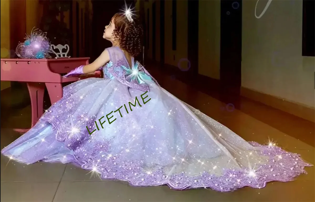 ชุดเดรสเด็กผู้หญิงสีชมพูแบบกำหนดเองสำหรับงานแต่งงาน ประดับด้วยลูกปัดและมุกประกายวิบวับ ยาวกรอมพื้น เหมาะสำหรับงานพิธีการหรืองานเลี้ยงอย่างเป็นทางการ