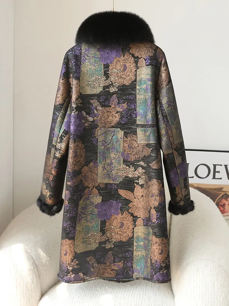 Un cappotto di pelle di pecora di media lunghezza da donna, collo in pelliccia di volpe, pelliccia di visone e pelliccia per mamme anziane