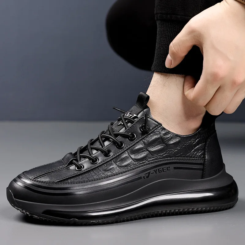 รองเท้าผ้าใบหนังวัวลายจระเข้ดีไซน์ใหม่สำหรับผู้ชาย สีดำ แฟชั่นลำลอง รองเท้ากีฬาชาย 2025 รองเท้าพื้นหนาดีไซน์ใหม่