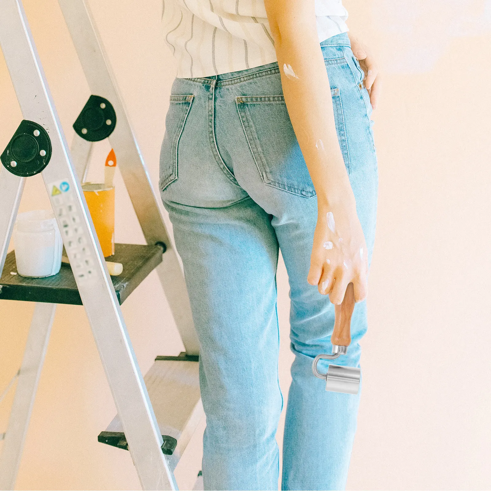 壁紙の継ぎ目を平らにするためのローラー。手で操作できる、ステンレス製で平らな木製ハンドルが付いた、滑らかな構造の工具。