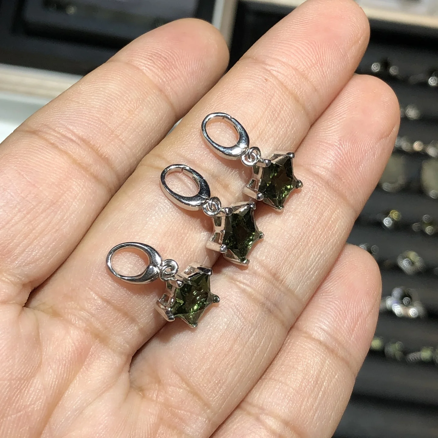 1 قطعة Fengbaowu الطبيعية التشيكية مولدافيت دلاية شكل نجمة 9 مللي متر ستار 925 فضة الريكي أحجار استشفاء مجوهرات هدية للرجال والنساء