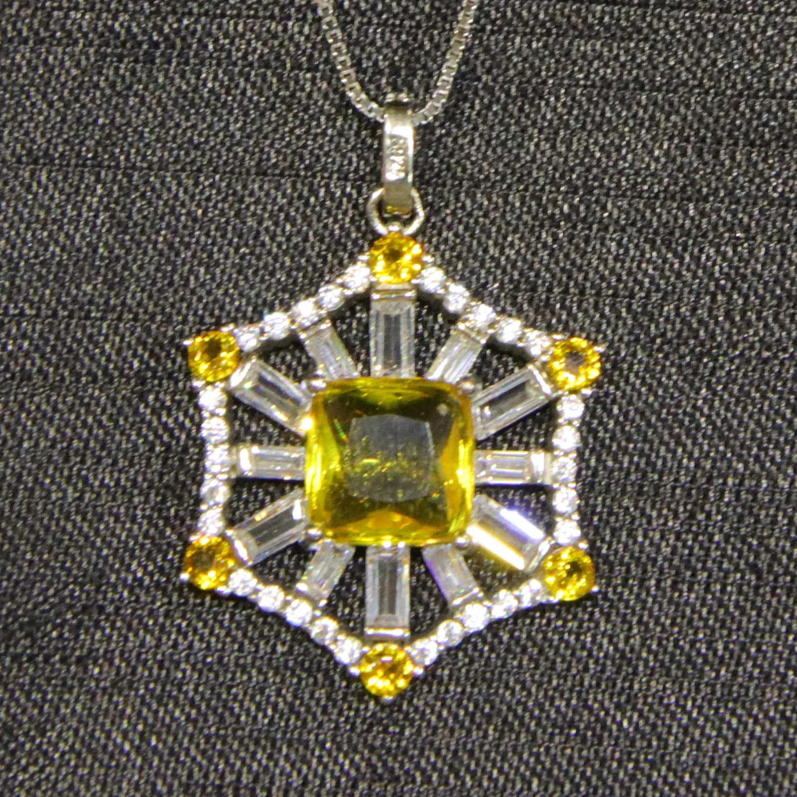 

Pure Silver Set with Natural Amber Pendant Geometric Star Design with a Pure Silver Necklace