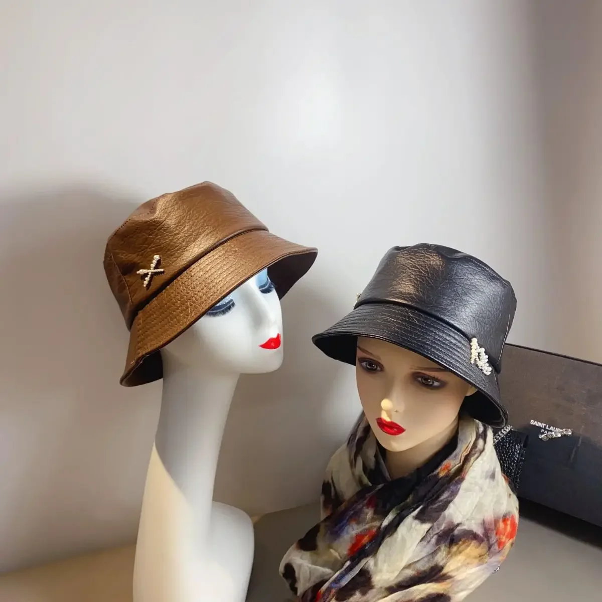 Leather Beret for Men and Women, Autumn/Winter Vintage Painter's Cap with Flat Top, Beret with Pearl Letter and Litchi Pattern