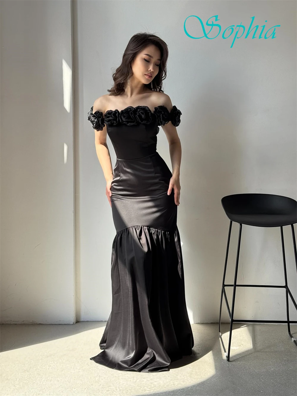 فستان سهرة كلاسيكي من الساتان الأسود مخصص برقبة قارب رقيقة قبالة الكتف فستان حفلة موسيقية أنيق حورية البحر زهور فستان الحفلات
